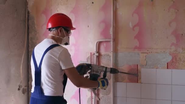 Der Bauunternehmer Entfernt Die Keramischen Fliesen Die Der Wand Zugewandt — Stockvideo