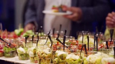 Restoranda ya da otelde kanepe aperatifleri olan bir ziyafet masasında yemek servisi. Doğum gününde dekore edilmiş yemekler, düğün kutlaması ya da iş konferans salonu.