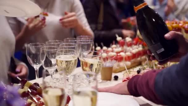 Waiter Pouring Glasses Champagne Catering Service Banquet Table Canape Snacks — Stockvideo