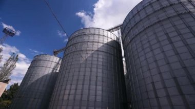 2021-06-09 Mariupol, Ukrayna. Ukrtransagro LLC. Deniz limanındaki modern tahıl asansörü terminali. Metal tanklar ve tahıl kurutma makineleri. Karmaşık siloları idare ediyorlar. Buğday sevkiyatı, ulaşım tesisi.