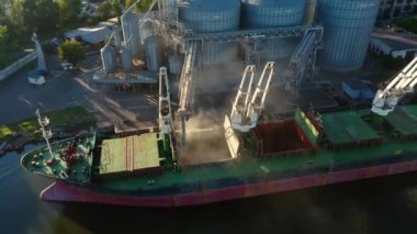 2021-06-09 Mariupol, Ukrayna. Ukrtransagro LLC. Limandaki deniz tahıl asansöründeki yük ambarına tahıl havası yükleniyor. Buğday sevkiyatı, liman terminalindeki bir sandıktan büyük bir gemiye.
