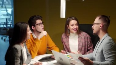 Ofis çalışanları başlangıç projesini konferans odasında çizelgeler, dizüstü bilgisayarlar ve tabletlerle tartıştılar. Şirketler plan, strateji ve mali konuları tartışır. Çalışanlar toplantı için pazarlık yapıyor. Öğrenciler üniversitede konuşuyor