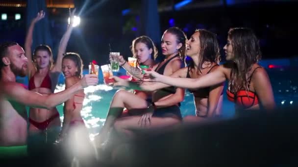 Ateşli Kadınlar Kadeh Kaldırır Bardaklar Gece Havuzu Partisinde Kokteyller Içerler — Stok video