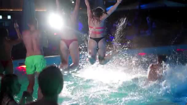 Friends Have Night Pool Party Dancing Private Villa Swimming Pool — Vídeo de Stock