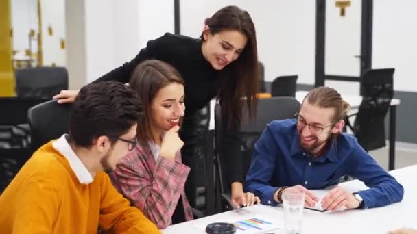 Funcionários Escritório Sentam Discutem Sobre Projeto Start Sala Conferências Com — Vídeo de Stock