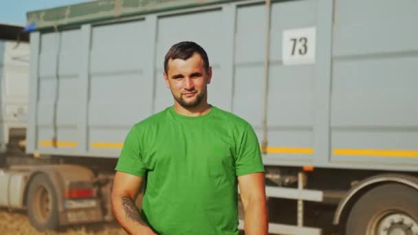 Porträt Eines Stolzen Erntemaschinenfahrers Mit Sich Kreuzenden Händen Auf Der — Stockvideo