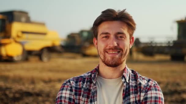 Portret Van Een Trotse Boer Met Gekruiste Handen Borst Geoogst — Stockvideo