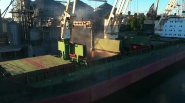 Deniz limanındaki deniz tahıl asansöründe yük ambarına buğday havası yükleniyor. Buğday sevkiyatı. Terminal limanındaki bir sandık vasıtasıyla. Tarım ürünlerinin nakliyesi.