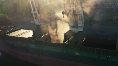 2021-06-09 Mariupol, Ukrayna. Ukrtransagro LLC. Limandaki deniz tahıl asansöründeki yük ambarına tahıl havası yükleniyor. Buğday sevkiyatı, liman terminalindeki bir sandıktan büyük bir gemiye.