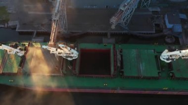 2021-06-09 Mariupol, Ukrayna. Ukrtransagro LLC. Limandaki deniz tahıl asansöründeki yük ambarına tahıl havası yükleniyor. Buğday sevkiyatı, liman terminalindeki bir sandıktan büyük bir gemiye.