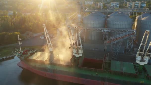 2021 우크라이나 마리우폴 Ukrtransagro Llc 화물에 곡물을 항구에 엘리베이터에 실린다 — 비디오