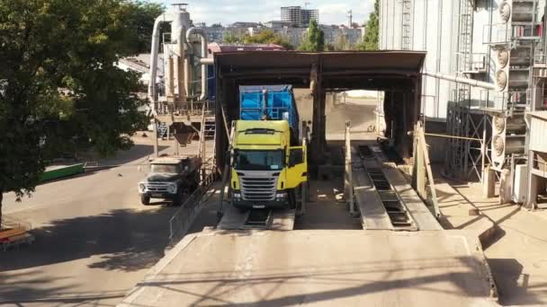 2021 Μαριούπολη Ουκρανία Ukrtransagro Llc Βαρέλι Χωματερή Φορτηγών Εκφόρτωσης Για — Αρχείο Βίντεο