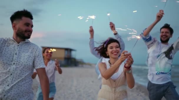 Amigos Multiétnicos Caminhando Dançando Divertindo Festa Noturna Beira Mar Com — Vídeo de Stock