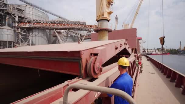 Моряк Закрывает Грузовые Трюмы Балкерном Судне Зерновом Терминале Морском Порту — стоковое видео