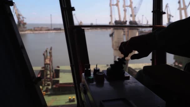 Las Manos Del Hombre Controlan Los Joysticks Lugar Trabajo Cabina — Vídeo de stock