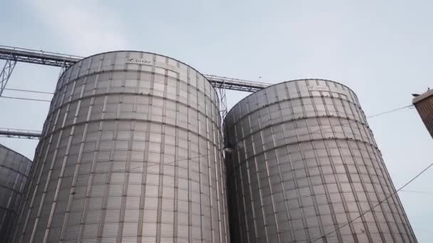 2021 09年乌克兰Mariupol Ukrtransagro Llc 现代谷物升降机终端在海港 谷物干燥 处理复杂筒仓的金属罐和输送机 小麦装运 运输设施 — 图库视频影像