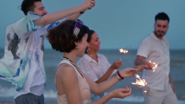 Amici Multietnici Che Camminano Ballano Divertono Alla Festa Notturna Mare — Video Stock