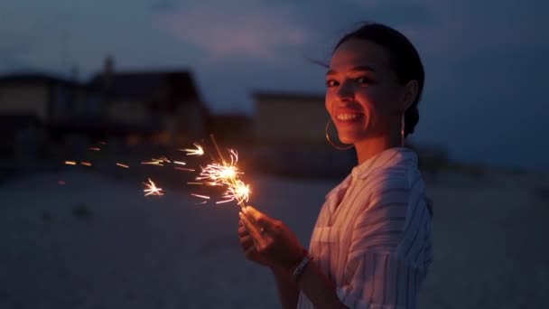 Femeia Afro Americană Zâmbind Pozând Petrecerea Noapte Litoral Lumini Strălucitoare — Videoclip de stoc