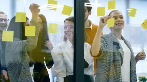 Business Team Brainstormen Schrijven Ideeën Papier Sticker Notities Post Het — Stockvideo