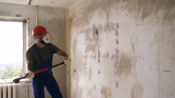 Contractor Wrecks Concrete Wall Sledgehammer Rearrangement Man Doing Manual Dismantling — Stock Video