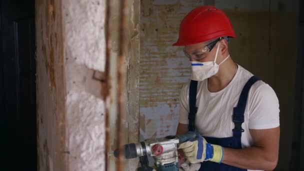Budowniczy Pracujący Obrotowym Wiertłem Młotkowym Wykonawca Wierci Otwory Betonie Młotem — Wideo stockowe