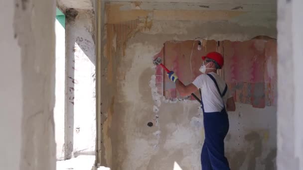 Homme Faisant Des Travaux Manuels Démantèlement Démolition Avec Grands Coups — Video