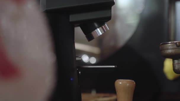 Холдер Устанавливается Кофейную Решетку Наполнения Молотым Кофе Этапы Приготовления Кофе — стоковое видео