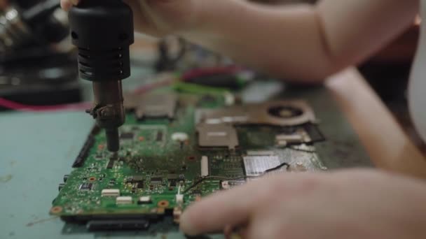 Trabajadora Del Centro Servicio Reparación Electrónica Femenina Repara Tableros Electrónicos — Vídeos de Stock