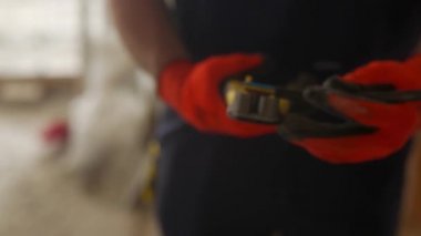 Elektrikçi kablo yalıtımını kablo sökücüyle soyar. Efendi evin elektrik hattını döşedi. İnşaat alanında elektrik işi yapan bir işçi. Daire yenileme aşamaları.