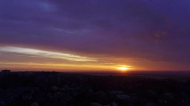 Denizin üzerinde görkemli bir gün doğumu ve dramatik bulutlu göller. Gökyüzünde hareket eden renkli bulutlar, inanılmaz canlı bir ışıkla. Ukrayna 'nın Mariupol kentindeki doğa manzarası 6K' da yükselişte..