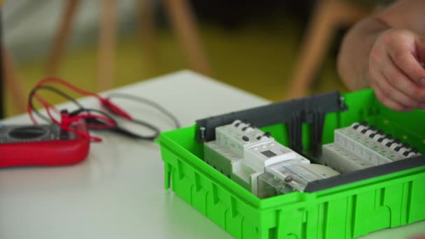 Elektriker Montiert Sicherungskasten Werkstatt Arbeiter Installiert Energiezähler Schalter Und Leistungsschalter — Stockvideo