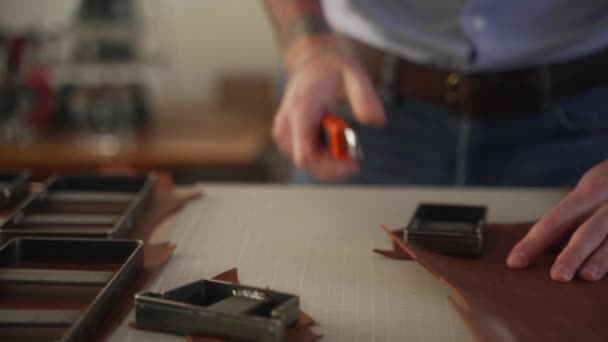 Kožený Řemeslník Pracuje Dílně Mistr Vyrábějící Kožené Výrobky Muž Vyřezává — Stock video
