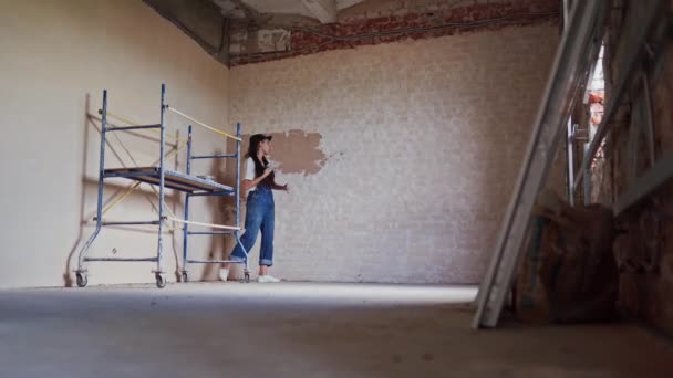 Professionelle Gipserinnen Bearbeiten Eine Wand Tragen Gips Auf Und Verteilen — Stockvideo