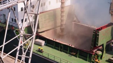 Limandaki deniz tahıl terminalindeki yük konteynırına buğday yükleme. Buğday sevkiyatı, ambardan büyük bir gemiye, deniz limanındaki sandık yoluyla. Tarım ürünlerinin nakliyesi..