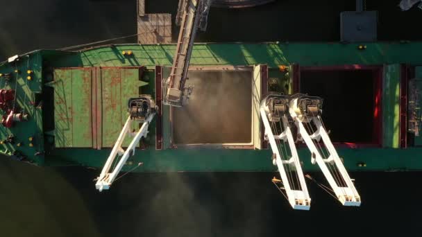 在海港的海上谷物升降机中 从空中俯瞰小麦装载到舱载船货 小麦在海港码头通过搬运树干从筒仓运往船舶 — 图库视频影像