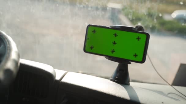Close Telefone Inteligente Interior Carro Simular Com Tela Verde Pontos — Vídeo de Stock