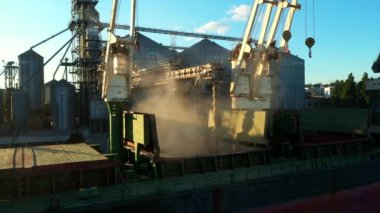 2021-06-09 Mariupol, Ukrayna. Ukrtransagro LLC. Limandaki deniz tahıl asansöründeki yük ambarına tahıl havası yükleniyor. Buğday sevkiyatı, liman terminalindeki bir sandıktan büyük bir gemiye.