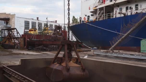 2021 Mariupol Oekraïne Ukrtransagro Llc Graanoverslag Van Container Naar Schip — Stockvideo