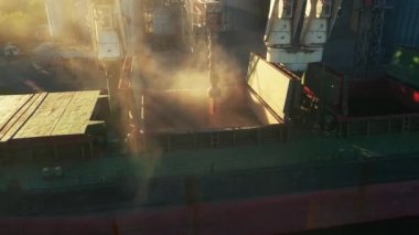 Deniz limanındaki deniz tahıl asansöründe yük ambarına buğday havası yükleniyor. Buğday sevkiyatı. Terminal limanındaki bir sandık vasıtasıyla. Tarım ürünlerinin nakliyesi.