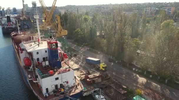 2021 Mariupol Ukraina Ukrtransagro Llc Spannmål Omlastning Från Container Till — Stockvideo