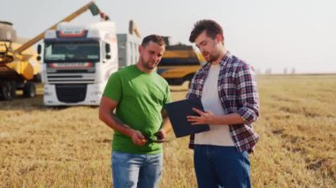 Çiftçi, lojistik ajanı tahıl tedarik anlaşması imzaladı, buğday tarlasında el sıkıştı. Hasat kamyonu yüklüyor. Agronomist tarımsal iş sözleşmesini tartışıyor. Çiftlik sahibi, ev sahibi el sıkışmayla pazarlık ediyor..