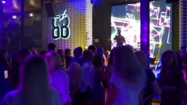 Mariupol Ukraine July 2021 人们在由彩灯点亮的Barbaris夜总会里跳舞和欢呼 在舞池中聚会的男人和女人的轮廓 — 图库视频影像