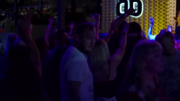 Mariupol Ucrânia Julho 2021 Mulher Dançando Clube Noturno Barbaris Festa — Vídeo de Stock