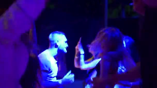 ウクライナのマリウポリ 2021年7月25日 人々はショーライトに照らされたBarbarisナイトクラブで踊りと応援しています ダンスフロアでパーティーをする男女のシルエット — ストック動画