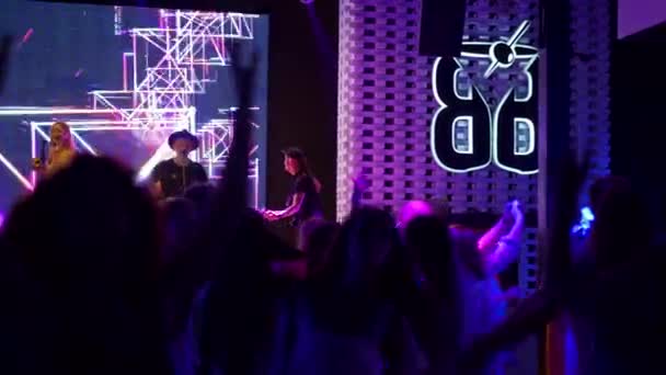 Mariupol Ukraine July 2021 与歌手 吉他手 鼓手一起在舞台上表演 人们在Barbaris夜总会跳舞和欢呼 在舞厅聚会的男人和女人的相貌 — 图库视频影像