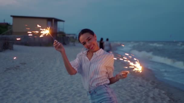 Afroamerikansk Kvinna Går Dansar Har Kul Kvällsfest Vid Havet Med — Stockvideo