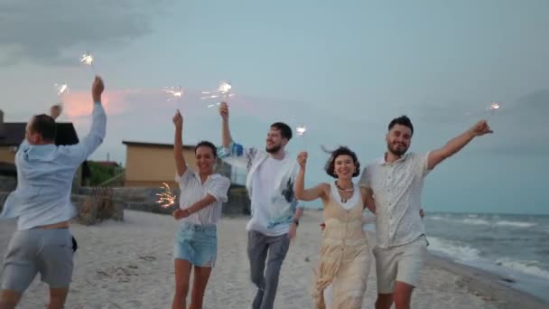 Багатоетнічні Друзі Ходять Танцюють Розважаються Нічній Вечірці Узбережжі Блискавками Руках — стокове відео