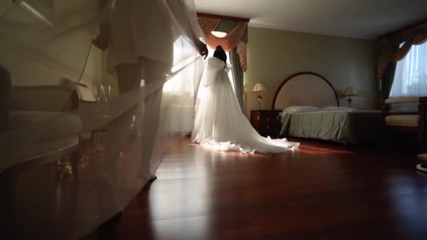 Невеста Входит Комнату Длинной Свадебной Вуали Гладит Прикасается Руками Свадебному — стоковое видео