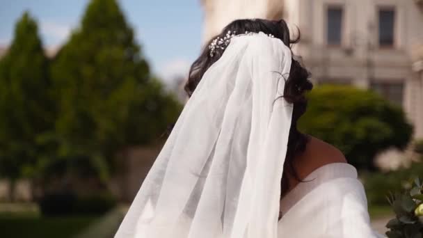 Hezká Nevěsta Dlouhém Vzdušném Závoji Elegantní Bílé Šaty Uteče Kamery — Stock video