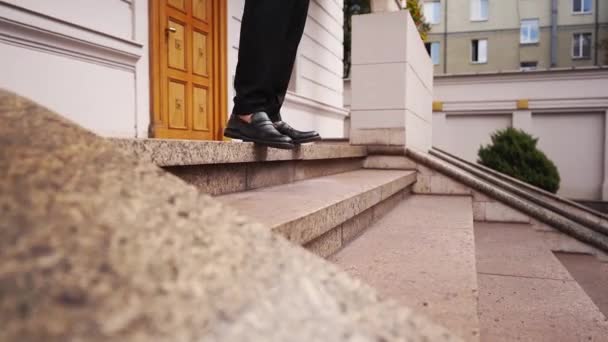 Zblízka Záběr Spěchajícího Obchodníka Černém Obleku Nohy Mokasínech Boty Kráčející — Stock video